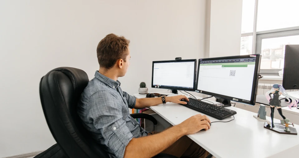 Project management for custom manufacturing software development